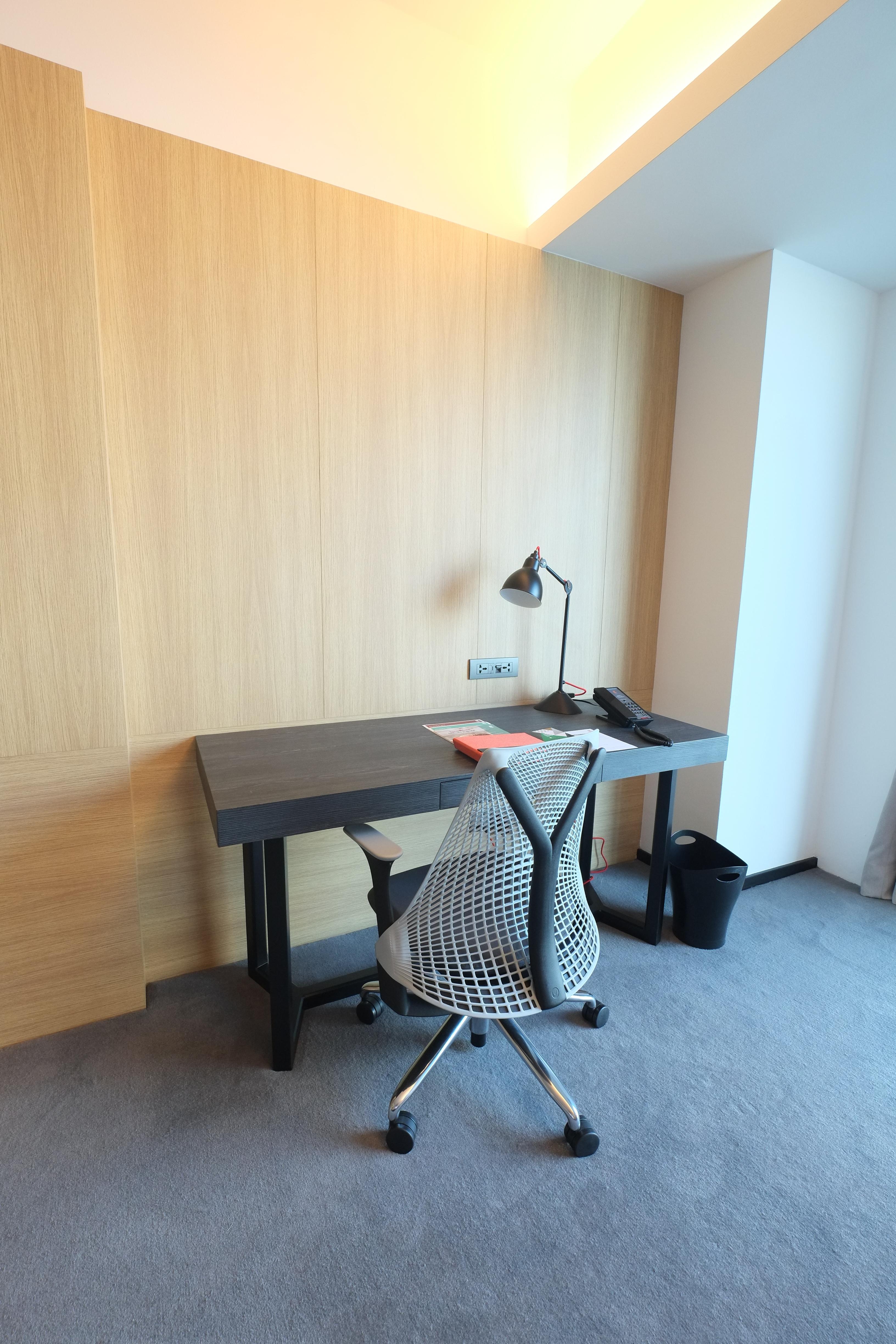 G Hotel Gurney George Town Exterior foto A desk in a hotel room